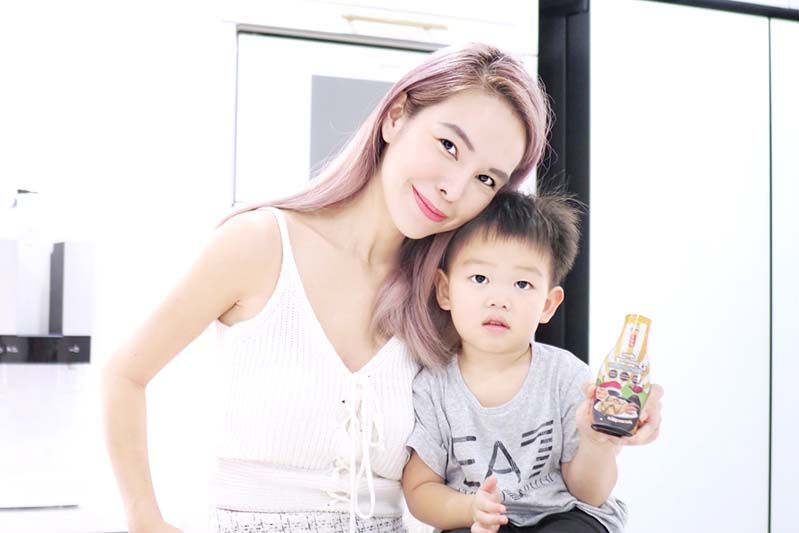 โอบอุ้ม-รัสรินทร์ ชุมสาย ณ อยุธยา กับ น้องไอออน
