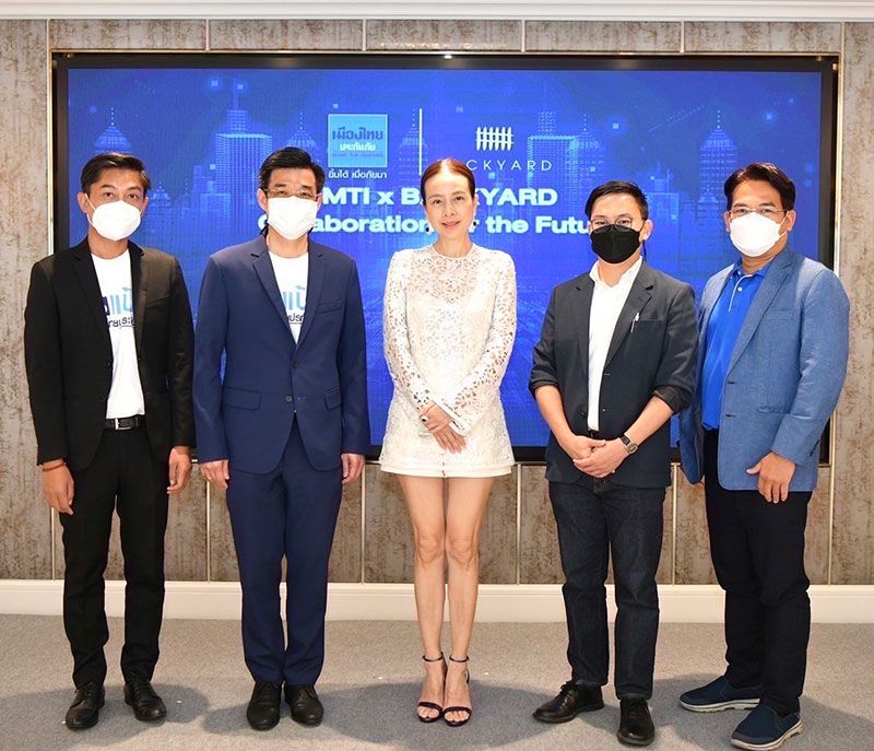 นวลพรรณ ล่ำซำ กก.ผจก.และประธานเจ้าหน้าที่บริหาร บมจ.เมืองไทยประกันภัย พร้อมด้วย จตุพล ชวพัฒนากุล ประธานเจ้าหน้าที่บริหาร บจ.แบ็คยาร์ด และคณะผู้บริหาร