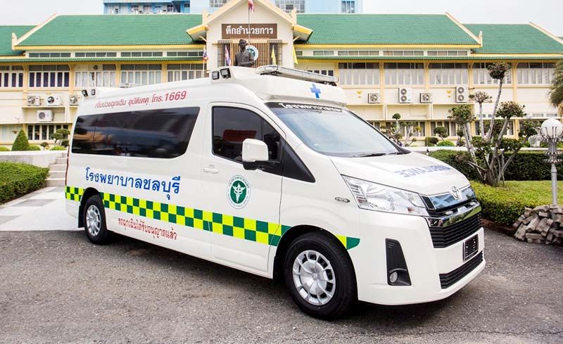 รถพยาบาลฉุกเฉินเคลื่อนที่ ที่ได้รับการติดตั้งอุปกรณ์การแพทย์อย่างครบครัน

