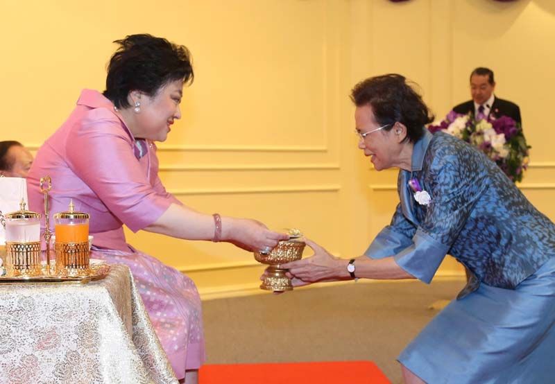 คุณหญิงชฎา วัฒนศิริธรรม กรรมการ ธ.ไทยพาณิชย์ ถวายเงินเพื่อสมทบทุนมูลนิธิฯ