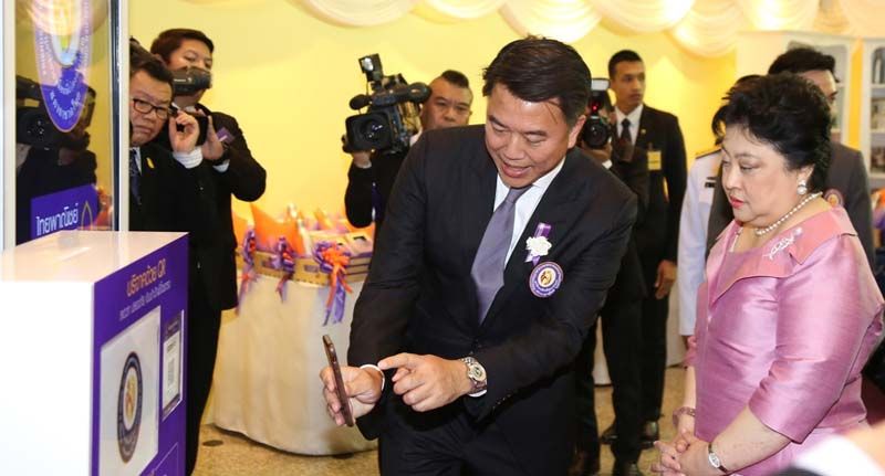 อาทิตย์ นันทวิทยา กรรมการมูลนิธิและกรรมการผู้จัดการใหญ่และประธานเจ้าหน้าที่บริหาร ธ.ไทยพาณิชย์ สาธิตการบริจาคเข้าบัญชีมูลนิธิฯ โดยการสแกน QR Code