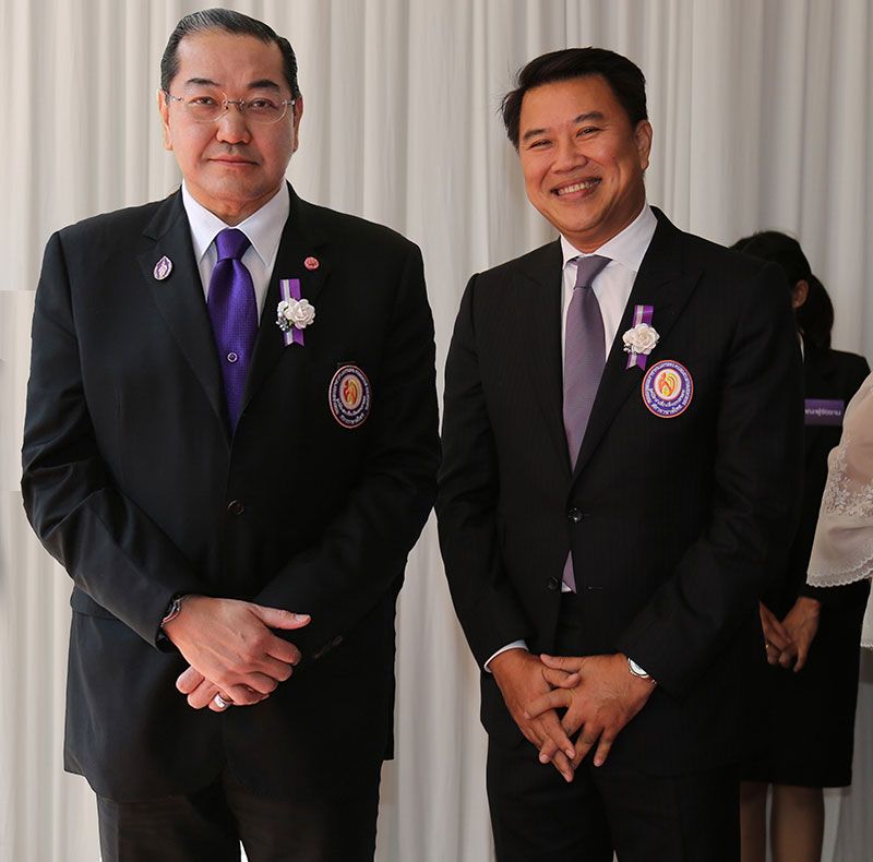 ศ.(พิเศษ) สุรเกียรติ์ เสถียรไทย รองประธานกรรมการที่ปรึกษา และคณะกรรมการมูลนิธิอาสาเพื่อนพึ่ง(ภาฯ) ยามยากกับ อาทิตย์ นันทวิทยา กรรมการมูลนิธิฯ และกรรมการผู้จัดการใหญ่และประธานเจ้าหน้าที่บริหาร ธ.ไทยพาณิชย์