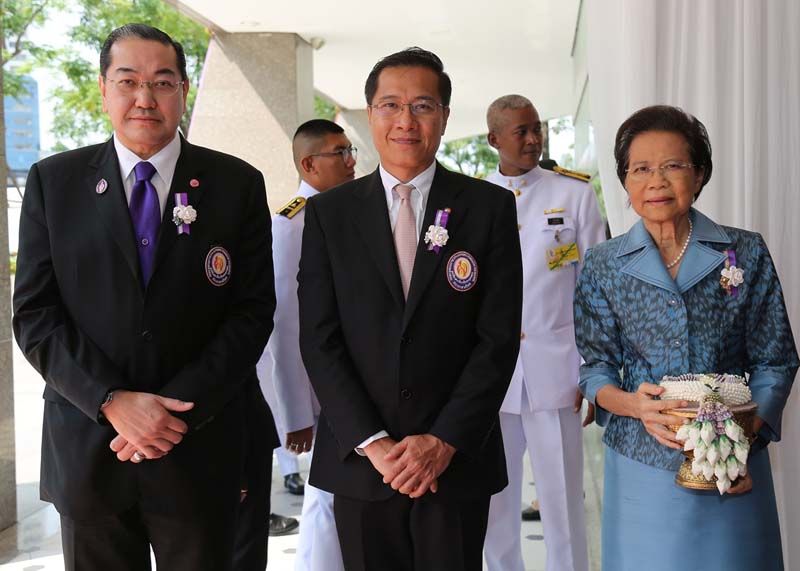 ศ. (พิเศษ) สุรเกียรติ์ เสถียรไทย รองประธานกรรมการที่ปรึกษา, วีระศักดิ์ โควสุรัตน์ รมว.การท่องเที่ยวฯ และกรรมการมูลนิธิฯ, คุณหญิงชฎา วัฒนศิริธรรม กรรมการ ธนาคารไทยพาณิชย์ รับเสด็จ