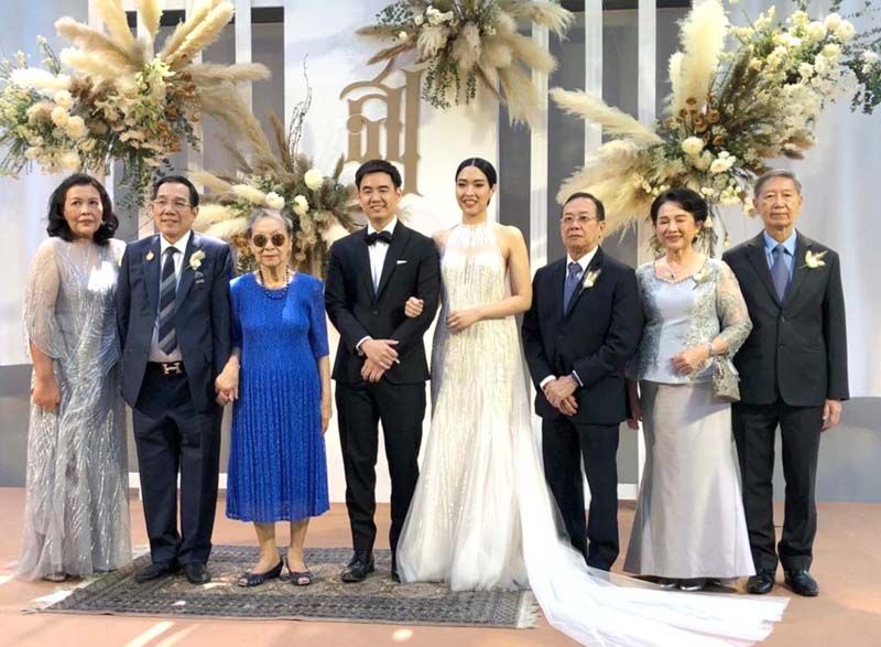 หม่อมเจ้าหญิงอุทัยกัญญา ภาณุพันธุ์ ร่วมฉายพระรูปกับบ่าว-สาว, คุณพ่อคุณแม่เจ้าสาว ฐานิสร์-พาณีพิไล วัชโรทัย และคุณพ่อคุณแม่เจ้าบ่าว วรวิทย์-วิไลวรรณ อาจาริยานนท์

