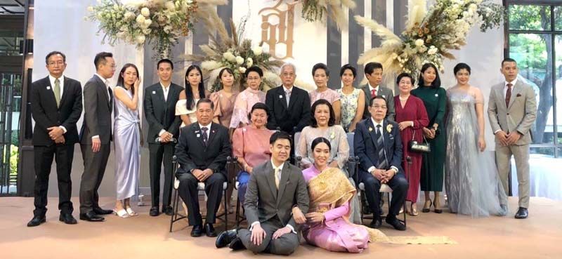 ญาติฝ่ายเจ้าสาว ท่านผู้หญิงเพ็ญศรี วัชโรทัย, วัชรกิติ วัชโรทัย, อุทัยรัตน์-ดิสธร วัชโรทัย,รัตนาภา เทวกุล ณ อยุธยา-พลเอก ม.ล. ทศนวอมร เทวกุล, ณพอาภา เทวกุล ณ อยุธยา และเครือญาติร่วมแสดงความยินดี