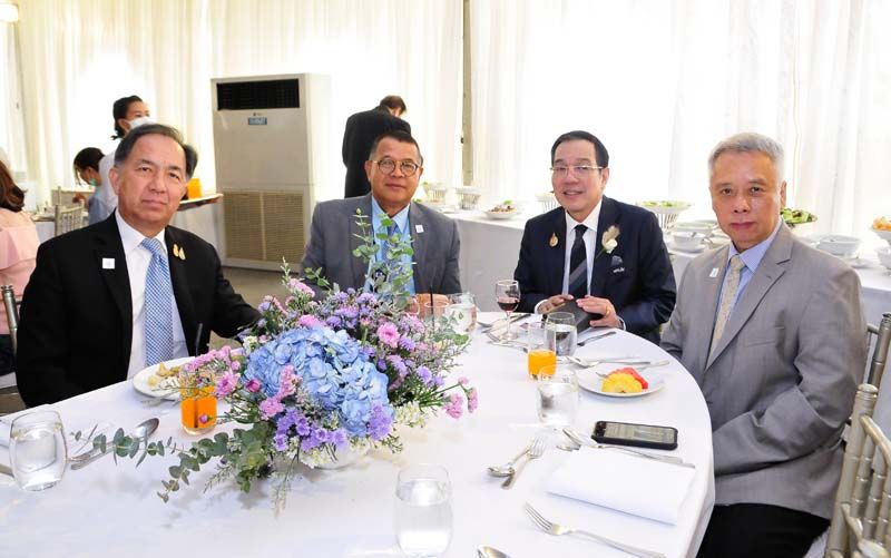 กฤษฎา บุญราช, ดร.ไพฑูรย์ รักษ์ประเทศ, คุณพ่อเจ้าสาว ฐานิสร์ วัชโรทัย และ ศักดา ภักดี

