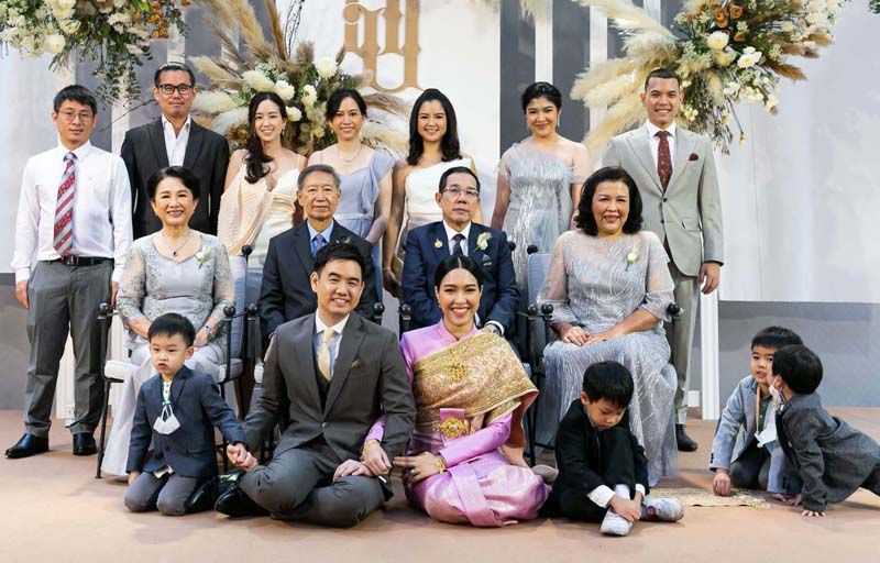 ครอบครัวเจ้าสาว-เจ้าบ่าว นำโดย คุณพ่อคุณแม่เจ้าสาว ฐานิสร์-พาณีพิไล วัชโรทัย, พิมลพัชร-
ชาญวุฒิ วัชโรทัย, คุณพ่อคุณแม่เจ้าบ่าว วรวิทย์-วิไลวรรณ อาจาริยานนท์, นนทชัย ลิ้มวิริยะเลิศ, ภากร
จูอนุวัฒนกุล, มณฑินี อาจาริยานนท์, สิปวรรณ อาจาริยานนท์ และ สลิลทิพย์ จูอนุวัฒนกุล