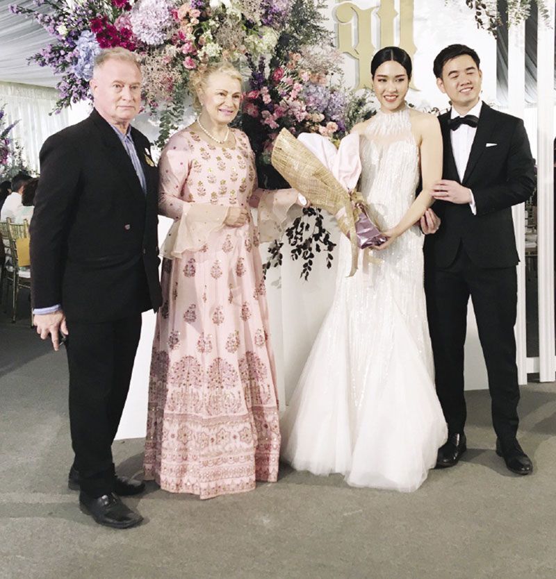 ได้รับประทานดอกไม้จาก Princes อิสซาเบลแห่งประเทศฟิลิปปินส์