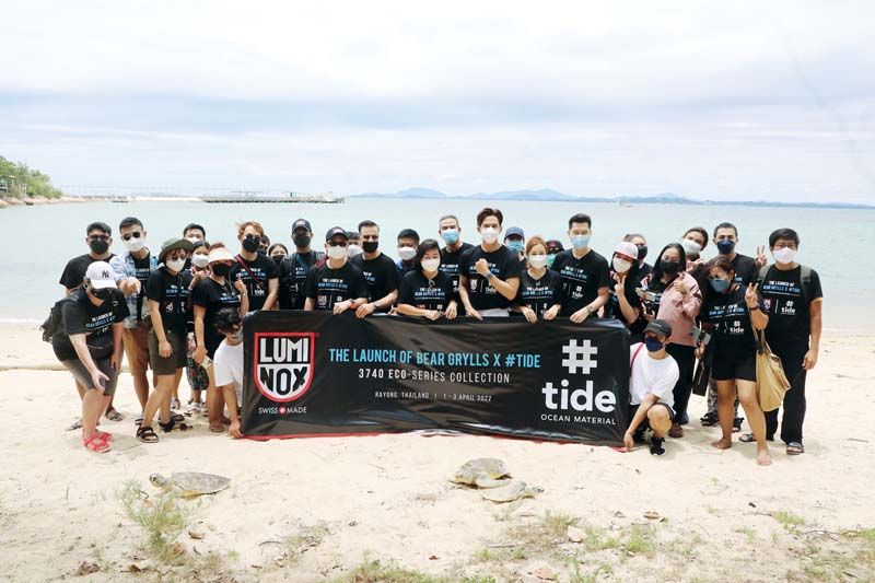 วิภาวรรณ มหาดำรงค์กุล กก.ผจก.บจ.ศรีทองพาณิชย์ ฉลองโอกาสวันคุ้มครองโลก (Earth Day) เปิดตัวลูมิน็อกซ์ แบร์ กริลส์ เซอร์ไววัล อีโค มาสเตอร์ #TIDE โครโนกราฟ 3740 นาฬิกาที่รังสรรค์จากขยะพลาสติกอัพไซเคิลทั้งเรือน
เป็นมิตรต่อสิ่งแวดล้อม มุ่งมั่นสานต่อนโยบายเพื่อความยั่งยืน (sustainability) โดยมี ดร.มิเชล ปาดอส ผู้จัดการทั่วไป องค์กรไทด์โอเชี่ยน แมททีเรียล, ศุภกฤต มหาดำรงค์กุล, เต้ย-พงศกร เมตตาริกานนท์ ร่วมกิจกรรม ณ โครงการอนุรักษ์พันธุ์เต่าทะเล เกาะมันใน จ.ระยอง