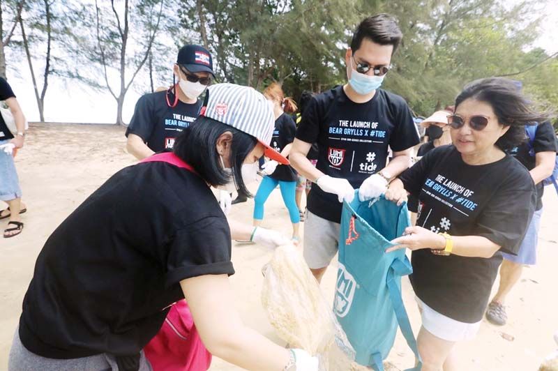 ร่วมกันเก็บขยะทะเล ดูแลสิ่งแวดล้อม