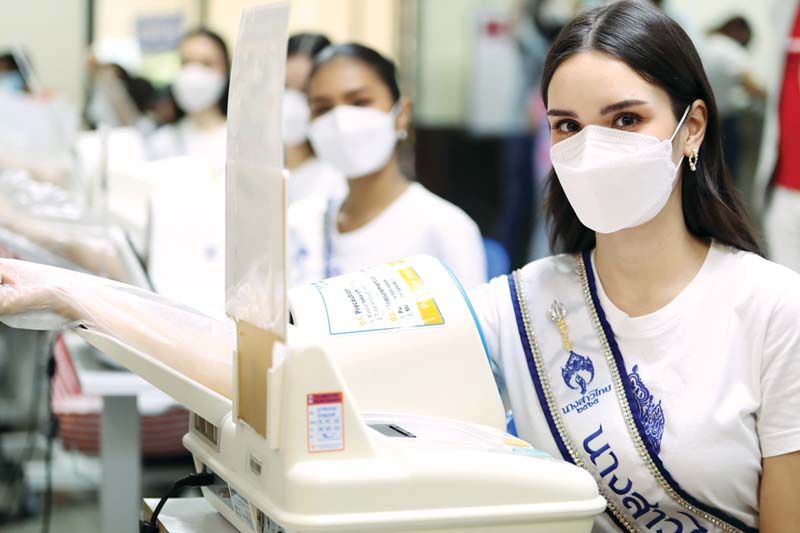 คณะนางสาวไทย ตรวจสุขภาพก่อนบริจาคโลหิต