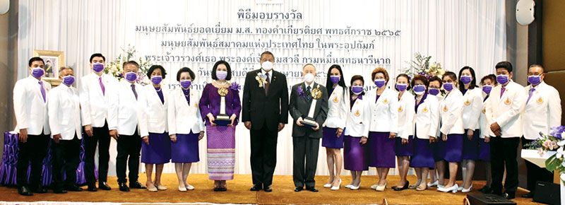 พลากร สุวรรณรัฐ องคมนตรี, ผู้ได้รับรางวัลมนุษยสัมพันธ์ยอดเยี่ยม คุณหญิงปัทมา ลีสวัสดิ์ตระกูล และ จีระพงษ์ สิวายะวิโรจน์ ถ่ายภาพเป็นที่ระลึกกับคณะกรรมการ นำโดย วิไลวรรณ ลายถมยา นายกมนุษยสัมพันธ์ฯ

