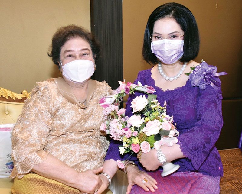 พล.ต.หญิง คุณหญิงอัสนีย์ เสาวภาพ ร่วมแสดง
ความยินดีกับ คุณหญิงปัทมา ลีสวัสดิ์ตระกูล

