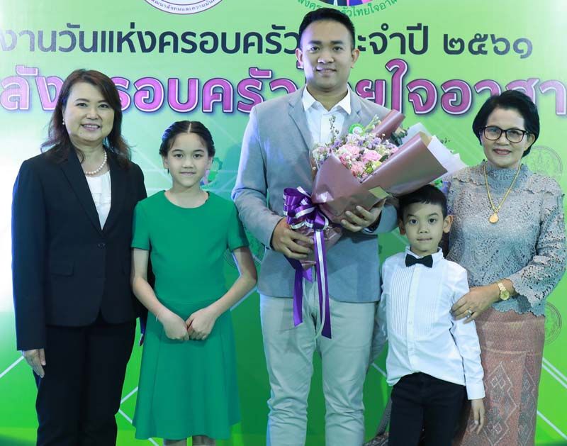 รางวัลพิเศษมอบแด่ครอบครัว ตุลย์-วิทวัส โลหะมาศ (สามี นุ่น-สุพัฒชา ศรีสุวรรณ ไอดอลนักสู้มะเร็ง)
