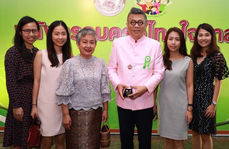 ครอบครัวนักธุรกิจ เอนก และ วิลาวรรณ จงเสถียร เจ้าของ Too Fast To Sleep