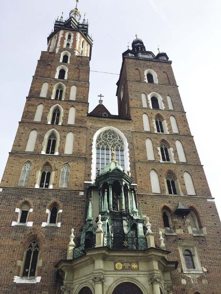 ด้านหน้าโบสถ์ St.Mary Basilica