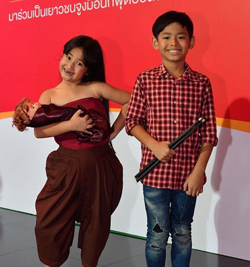 2 เยาวชนคนเก่งกับพร็อพการแสดงคู่ใจ