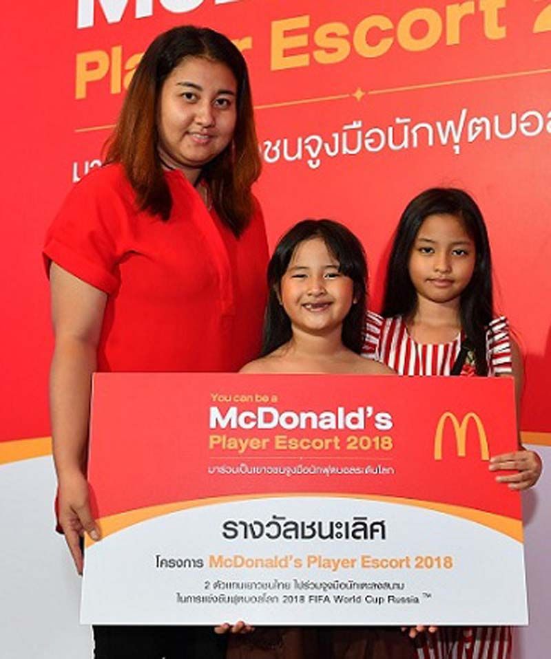 คุณแม่และพี่สาวมาเชียร์น้องออมสิน