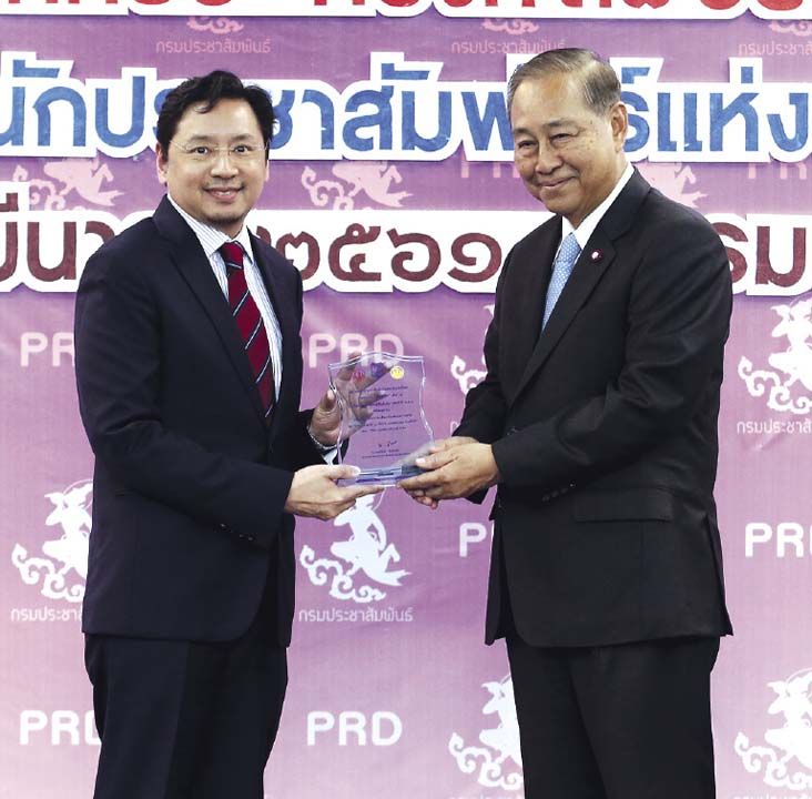 พล.อ.อ.ชลิต พุกผาสุข องคมนตรีประธานในพิธีมอบรางวัลให้กับ สรวิช ภิรมย์ภักดี ผชกก.ผจก.บจ.บุญรอด
บริวเวอรี่ 
