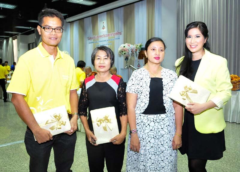 พนมพร เชื้อหมอดู บิดาของผู้บริจาค, ประคอง ชัยสุวรรณ ผู้รับบริจาค, บุษดี จิตรีผ่อง มารดาของผู้บริจาค และ ทญ.กิตติลักษณ์ จุลลัษเฐียร