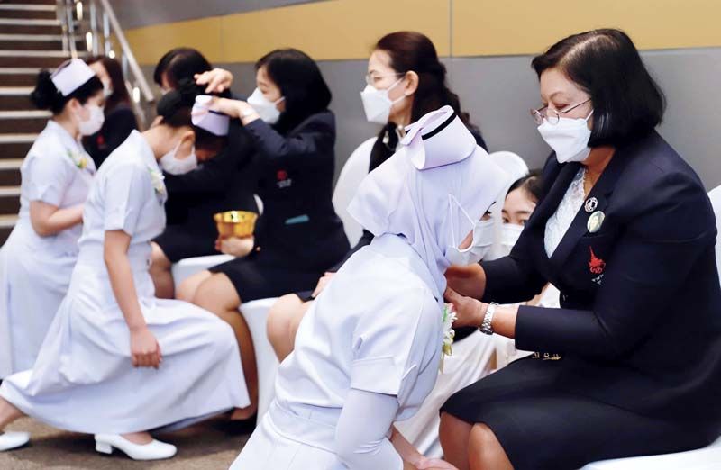 พิธีประกาศสำเร็จการศึกษาและมอบขีดหมวกพยาบาลวิชาชีพ นักศึกษาชั้นปีที่ 4 รุ่นที่ 2 ปีการศึกษา 2564