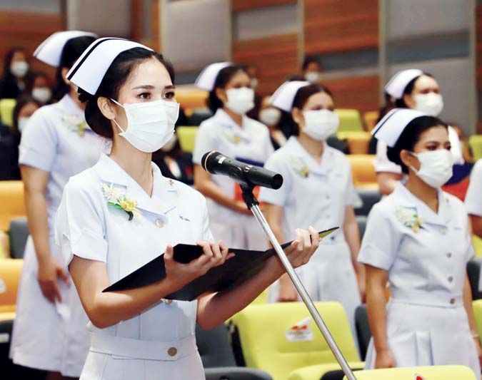 พิธีประกาศสำเร็จการศึกษาและมอบขีดหมวกพยาบาลวิชาชีพ นักศึกษาชั้นปีที่ 4 รุ่นที่ 2 ปีการศึกษา 2564