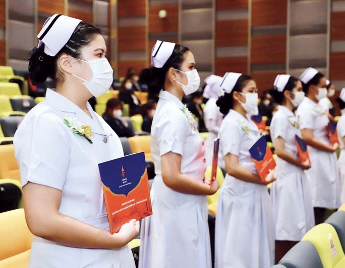 พิธีประกาศสำเร็จการศึกษาและมอบขีดหมวกพยาบาลวิชาชีพ นักศึกษาชั้นปีที่ 4 รุ่นที่ 2 ปีการศึกษา 2564