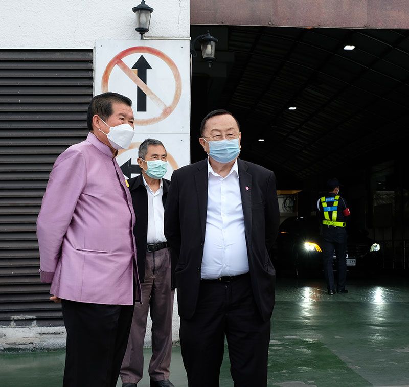 นิพนธ์ บุญญามณี รมว.กระทรวงมหาดไทย และ ประชัย
เลี่ยวไพรัตน์ ประธานกก.บมจ.ทีพีไอ โพลีน เพาเวอร์