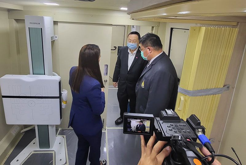 ประชัย เลี่ยวไพรัตน์ และ รศ.นพ.เรืองศักดิ์ ลีธนาภรณ์ เยี่ยมชมภายในรถเอกซเรย์และตรวจสุขภาพเคลื่อนที่ ที่มีอุปกรณ์ครบวงจรสำหรับให้บริการด้านสาธารณสุข

