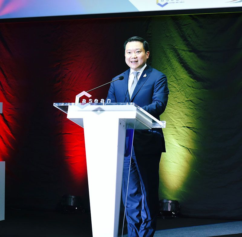 ฐาปน สิริวัฒนภักดี ประธานศูนย์ ซี อาเซียน

