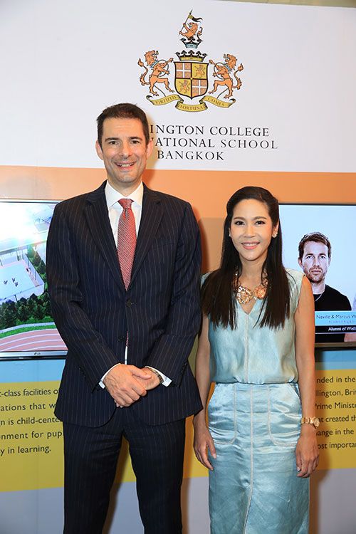 มร.คริสโตเฟอร์ นิโคลส์ และ ดร.ดาริกา ลัทธพิพัฒน์