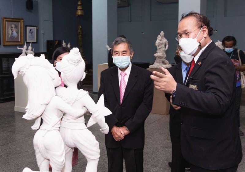 ประธานในพิธี ประทีป เลี่ยวไพรัตน์ ประธาน กก.ผจญ. บมจ. ทีพีไอ โพลีน ชื่นชมผลงานการประกวดศิลปะปูนปั้นภายในงาน

