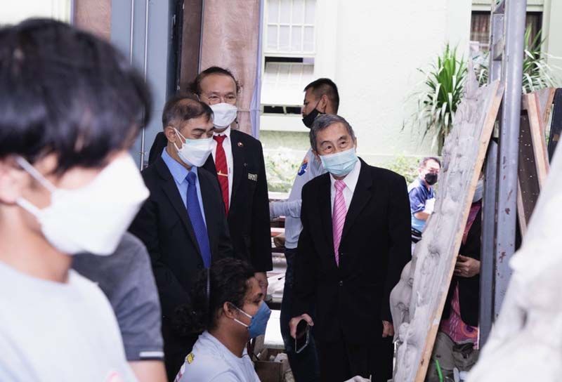 ประธานในพิธี ประทีป เลี่ยวไพรัตน์ ประธาน กก.ผจญ. บมจ. ทีพีไอ โพลีน ชื่นชมผลงานการประกวดศิลปะปูนปั้นภายในงาน

