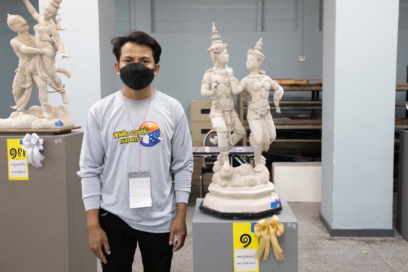 ธีระพงษ์ โพธิสาร รางวัลชนะเลิศ ประเภทผลงานสำเร็จรูป หัวข้อ“คู่พระ-นาง ในวรรณคดีไทย” กับผลงาน ถอดรูปชมนาง (พระสังข์, รจนา)