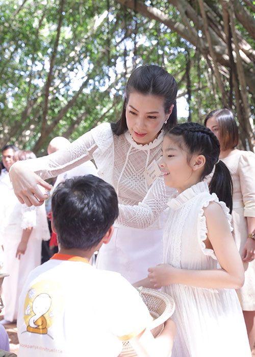 โมนา-วิภาวี คอมันตร์ ขลิบผมน้องธิ ก่อนเข้าพิธีบรรพชา

