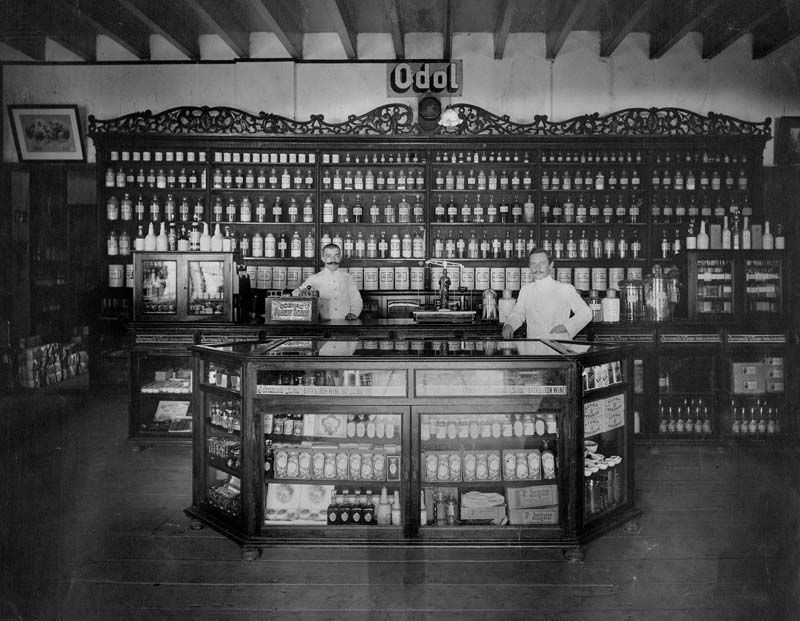 พ.ศ. 2421 ร้านขายยา “สยามดิสเปนซารี” ร้านขายยาตำรับตะวันตก
ร้านแรกในสยาม