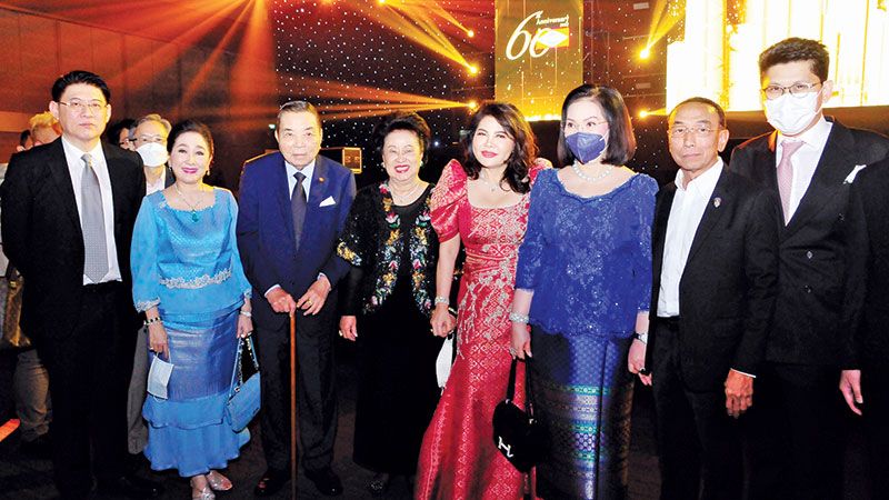 ชวรัตน์-ทัศนีย์ ชาญวีรกูล ท่ามกลางการแสดงความยินดีจาก คุณหญิงปัทมา ลีสวัสดิ์ตระกูล, ผาณิต พูนศิริวงศ์, สรยุทธ สุทัศนะจินดา,
รพีพรรณ เหลืองอร่ามรัตน์ และแขกผู้มีเกียรติ