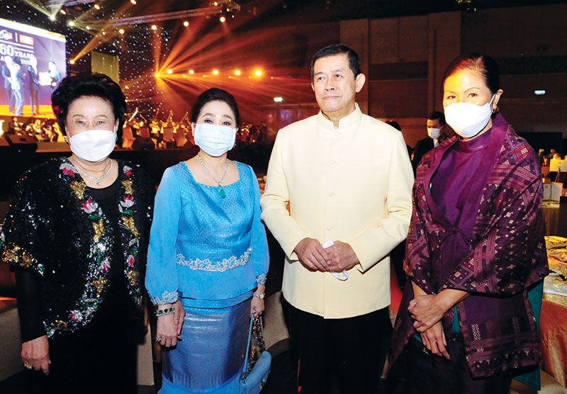 ทัศนีย์ ชาญวีรกูล ร่วมต้อนรับ กร ทัพพะรังสี อดีต รองนายกฯ มี ผาณิต พูนศิริวงศ์
และ กอบกาญจน์ วัฒนวรางกูร มาร่วมยินดี

