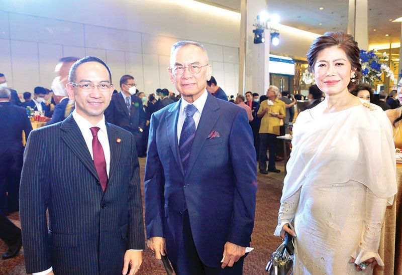 ปองพล อดิเรกสาร กับลูกชาย ร.ต.ปรพล
อดิเรกสาร

