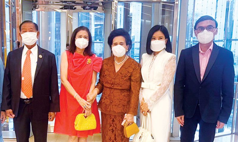 ประจักษ์ ตั้งคารวคุณ และครอบครัว ท่านผู้หญิงสุวรรณี พัฒน์พงศ์พานิช
