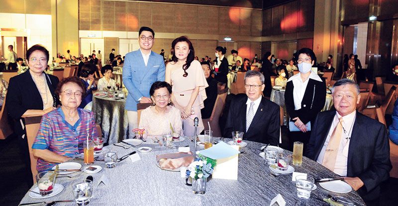 รศ.นพรัตน์ รุ่งอุทัยศิริ, สิริพร กันติรัตนาวงศ์, วนิดา อิศรางกูรฯ สุเมธ เตชะไกรศรี, ศิริอร อิศรางกูรฯ และพิชัย เตชะไกรศรี