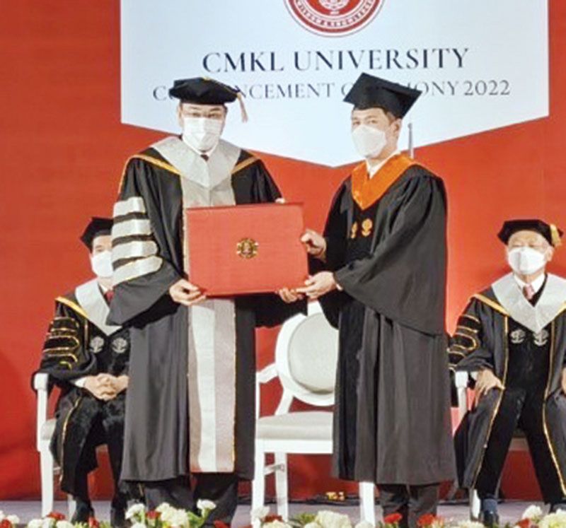 บรรยากาศในพิธีมอบปริญญาบัตรแก่บัณฑิตรุ่นแรกที่สำเร็จการศึกษาปริญญาโทของมหาวิทยาลัย CMKL ในหลักสูตรวิทยาศาสตร์มหาบัณฑิต (Master of Science) สาขาวิศวกรรมไฟฟ้าและคอมพิวเตอร์ (Electrical
and Computer Engineering) และวิทยาศาสตรมหาบัณฑิต สาขาเทคโนโลยีและนวัตกรรมสร้างสรรค์ (Technology and Creative Innovation)

