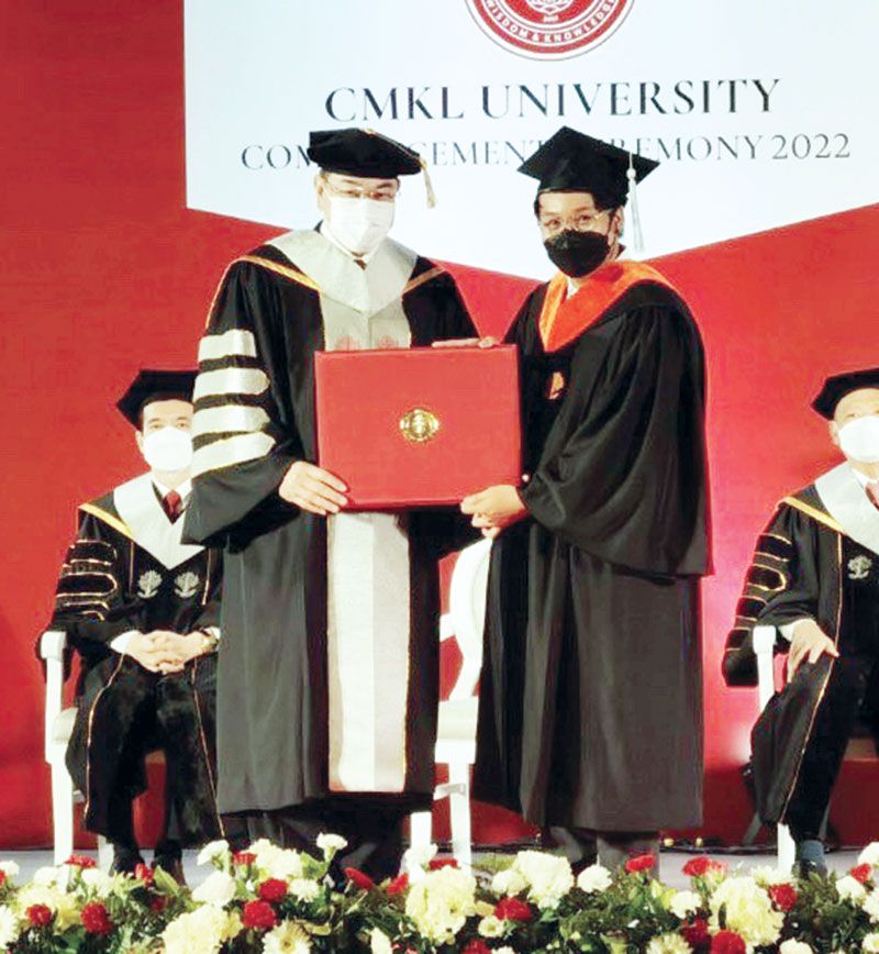 บรรยากาศในพิธีมอบปริญญาบัตรแก่บัณฑิตรุ่นแรกที่สำเร็จการศึกษาปริญญาโทของมหาวิทยาลัย CMKL ในหลักสูตรวิทยาศาสตร์มหาบัณฑิต (Master of Science) สาขาวิศวกรรมไฟฟ้าและคอมพิวเตอร์ (Electrical
and Computer Engineering) และวิทยาศาสตรมหาบัณฑิต สาขาเทคโนโลยีและนวัตกรรมสร้างสรรค์ (Technology and Creative Innovation)

