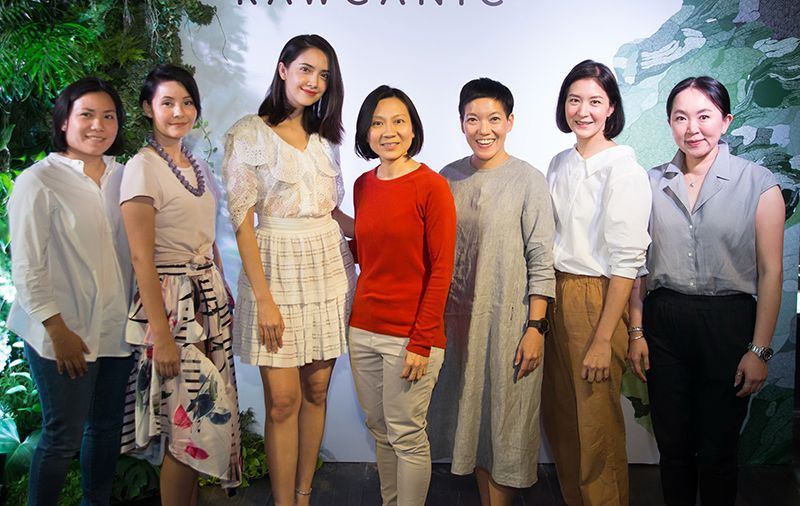 ถ่ายภาพร่วมกับ ซาร่า เล็กจ์ แบรนด์แอมบาสซาเดอร์
