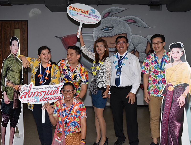 สองสาวพีอาร์และหนุ่มๆ ไอที 