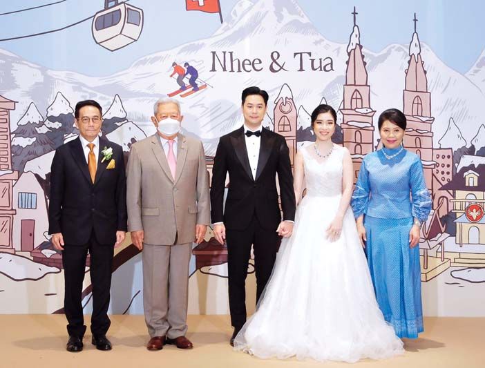 พล.อ.สุรยุทธ์ จุลานนท์ ประธานองคมนตรี ร่วมแสดงความยินดีกับบ่าว-สาว มี คุณพ่อ-คุณแม่เจ้าบ่าว อดีตเอกอัครราชทูตแห่ง
ราชอาณาจักรไทยประจำประเทศต่างๆ อดิศักดิ์- สิริพร ภาณุพงศ์ ต้อนรับ

