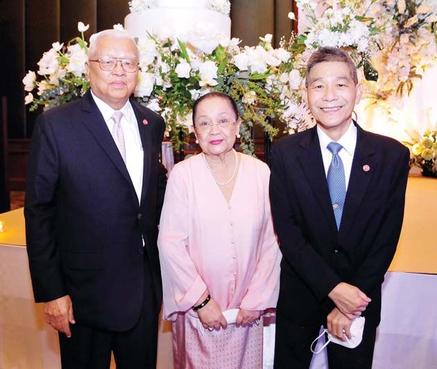 องคมนตรี รศ.ดร.จิรายุ-ท่านผู้หญิงอรนุช อิศรางกูร
ณ อยุธยา และ ดร.จรัลธาดา กรรณสูต องคมนตรี