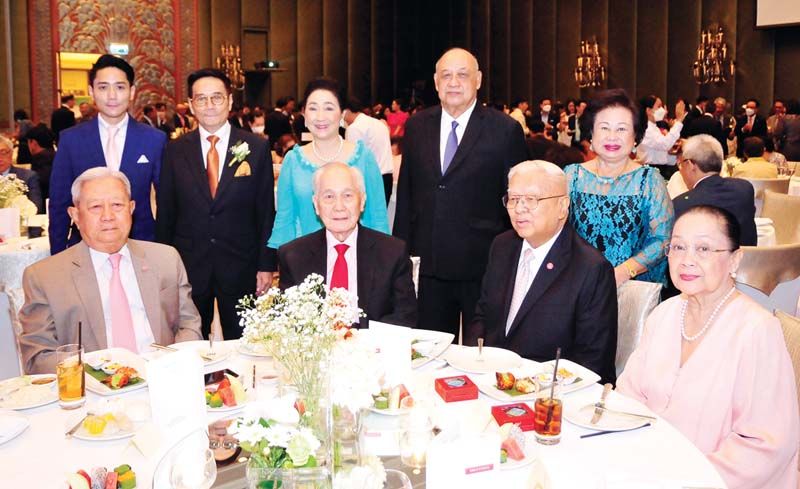 พล.อ.สุรยุทธ์ จุลานนท์ ประธานองคมนตรี พร้อมด้วย อานันท์ ปันยารชุน อดีตนายกรัฐมนตรี, องคมนตรี รศ.ดร.จิรายุ-ท่านผู้หญิงอรนุช อิศรางกูร ณ อยุธยา, ผาณิต พูนศิริวงศ์, พล.ต.ท.เจตนากร นภีตะภัฏ และ คุณหญิงขวัญตา เทวกุลฯ
มีคุณพ่อ-น้องชายเจ้าบ่าว อดิศักดิ์-อดิทัต ภาณุพงศ์ ต้อนรับ