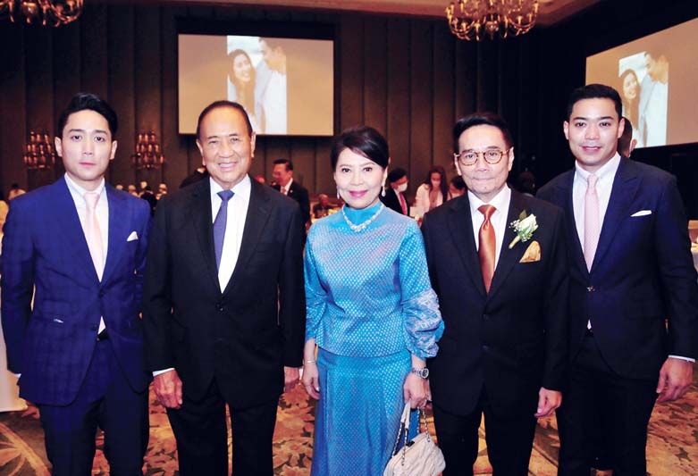 อาสา สารสิน อดีตราชเลขาธิการ กับคุณพ่อ-
คุณแม่เจ้าบ่าว อดิศักดิ์-สิริพร ภาณุพงศ์