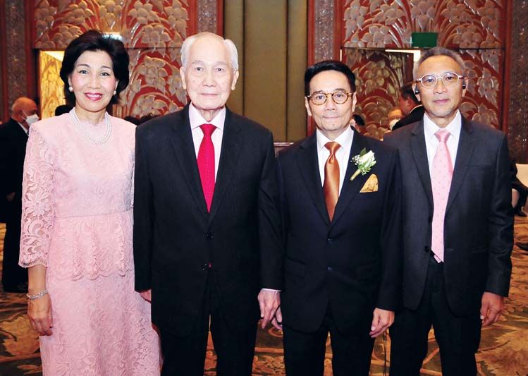 อานันท์ ปันยารชุน และนันดา-ไกรทิพย์ ไกรฤกษ์ ร่วมยินดีกับ
คุณพ่อเจ้าบ่าว อดิศักดิ์ ภาณุพงศ์